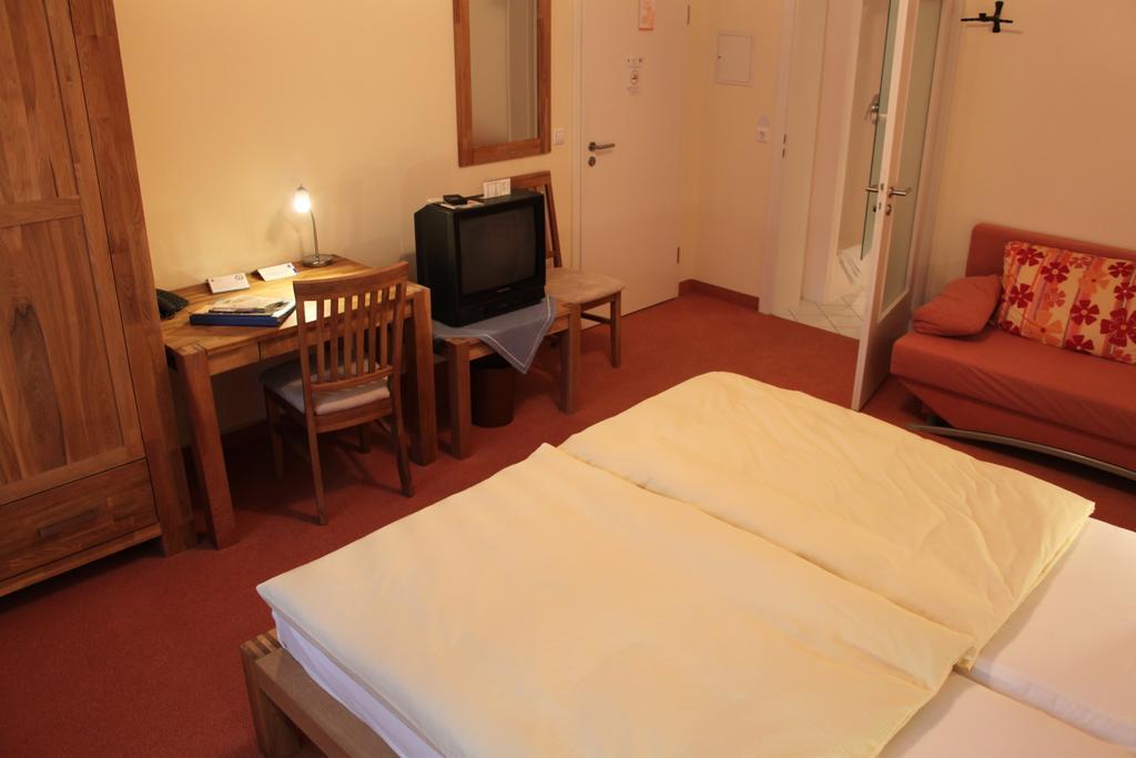 Hotel-Gasthof Die Post Brennerei Frankenhoehe Schillingsfuerst Bilik gambar