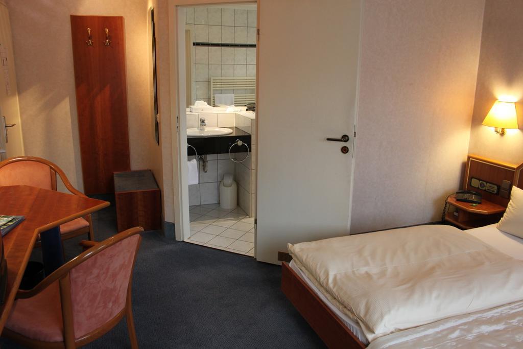 Hotel-Gasthof Die Post Brennerei Frankenhoehe Schillingsfuerst Bilik gambar