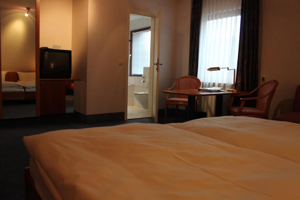 Hotel-Gasthof Die Post Brennerei Frankenhoehe Schillingsfuerst Bilik gambar