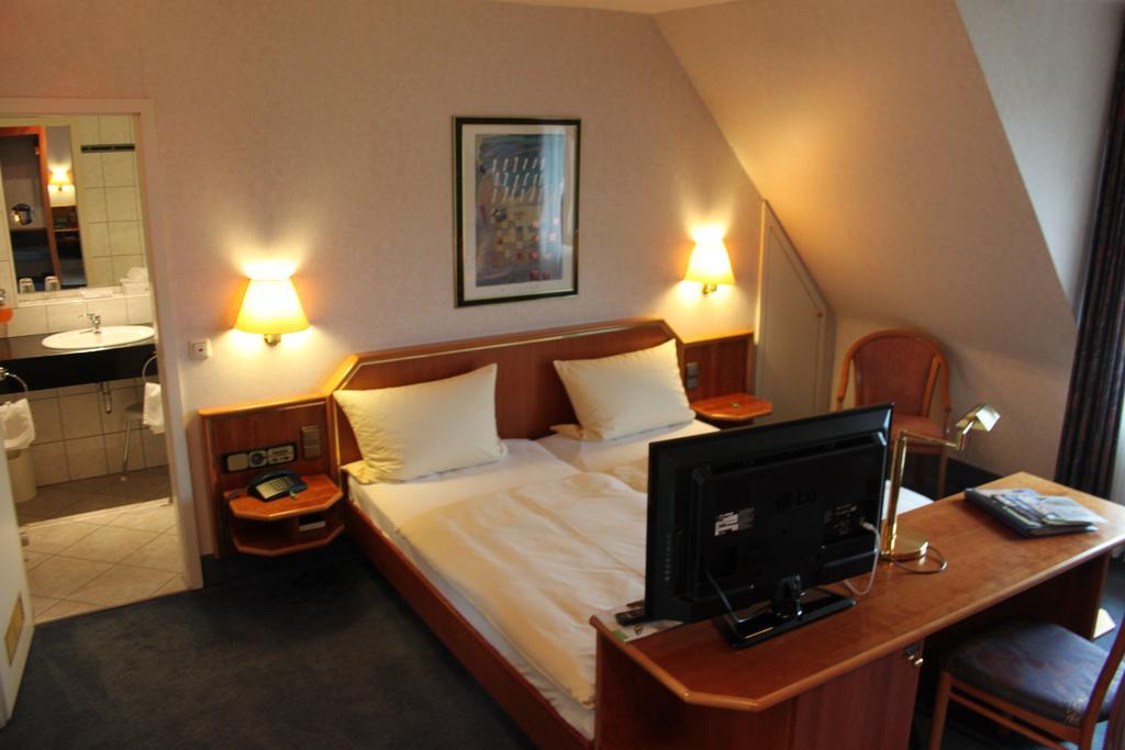 Hotel-Gasthof Die Post Brennerei Frankenhoehe Schillingsfuerst Bilik gambar