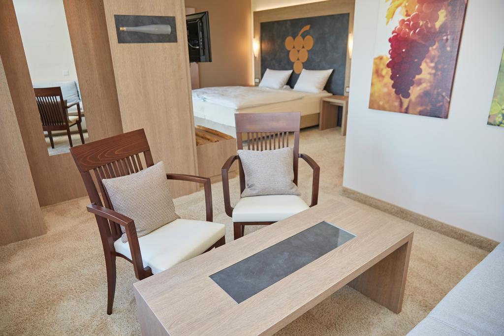 Hotel-Gasthof Die Post Brennerei Frankenhoehe Schillingsfuerst Luaran gambar